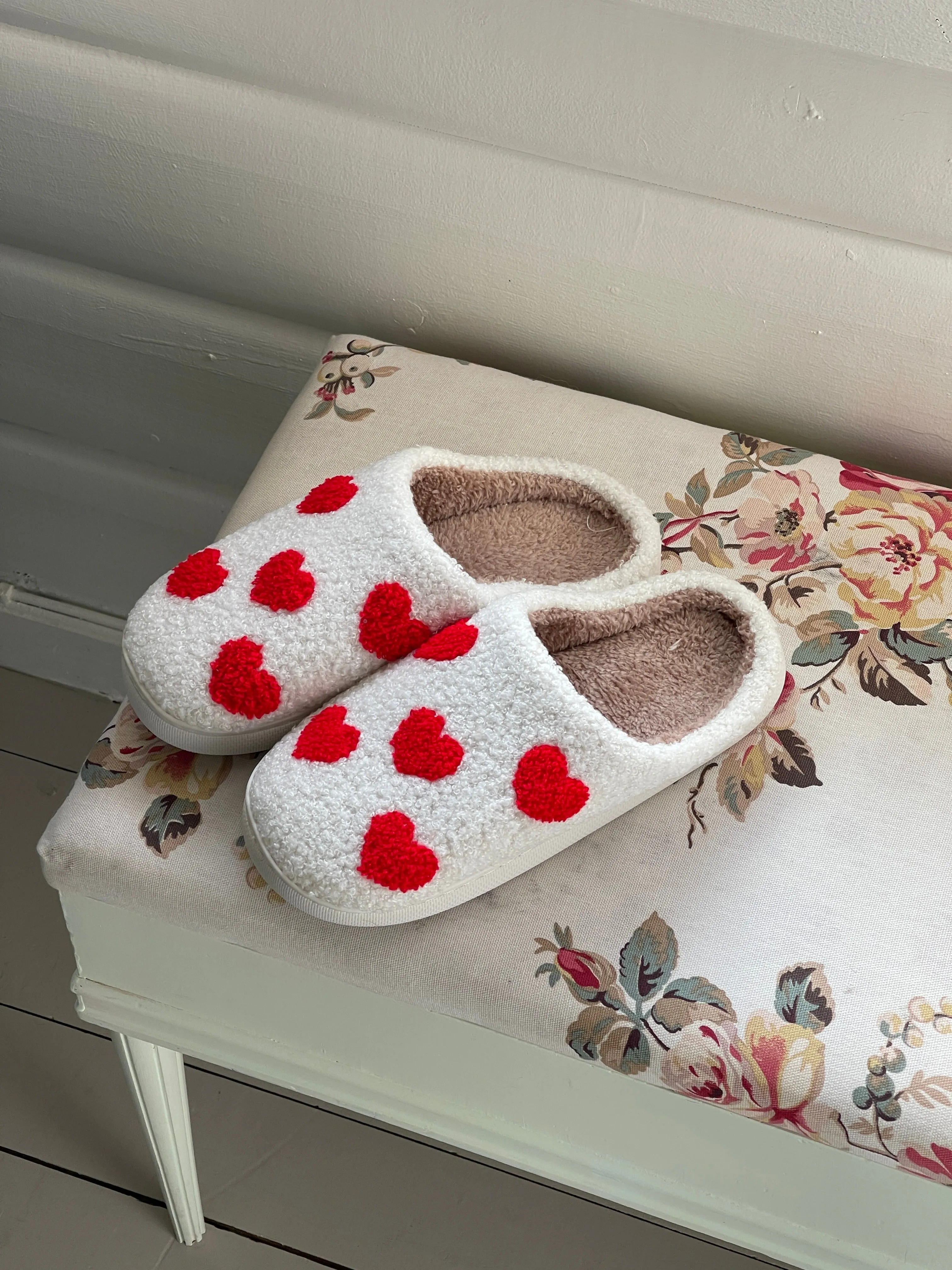 Dakar slippers with red hearts